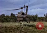Standbild USA1st Kavallerie Division Vietnam, 1965, aus Sekunde 61 historischem Filmmaterial Videoclip 65675045330