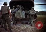 Standbild USA1st Kavallerie Division Vietnam, 1965, aus Sekunde 54 historischem Filmmaterial Videoclip 65675045334