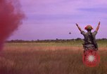 Immagine di 173Rd Brigata Aerea Il Vietnam, 1966, secondo 15 filmato di repertorio 65675045337