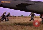 Immagine di 173Rd Brigata Aerea Il Vietnam, 1966, secondo 34 filmato di repertorio 65675045337