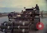 Standbild 173rd Airborne Brigade Vietnam, 1966, aus Sekunde 17 historischem Filmmaterial Videoclip 65675045348