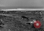 Standbild B-29 Crash Insel Tinian Marianen, 1945, aus Sekunde 49 historischem Filmmaterial Videoclip 65675045366