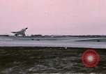 Standbild F-4J Absturz nach Piloten Sicher auswerfen Saint Louis Missouri USA, 1968, aus Sekunde 5 historischem Filmmaterial Videoclip 65675045369