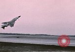 Standbild F-4J Absturz nach Piloten Sicher auswerfen Saint Louis Missouri USA, 1968, aus Sekunde 6 historischem Filmmaterial Videoclip 65675045369