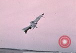 Standbild F-4J Absturz nach Piloten Sicher auswerfen Saint Louis Missouri USA, 1968, aus Sekunde 7 historischem Filmmaterial Videoclip 65675045369