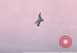 Standbild F-4J Absturz nach Piloten Sicher auswerfen Saint Louis Missouri USA, 1968, aus Sekunde 9 historischem Filmmaterial Videoclip 65675045369