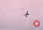 Standbild F-4J Absturz nach Piloten Sicher auswerfen Saint Louis Missouri USA, 1968, aus Sekunde 10 historischem Filmmaterial Videoclip 65675045369
