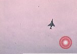 Standbild F-4J Absturz nach Piloten Sicher auswerfen Saint Louis Missouri USA, 1968, aus Sekunde 11 historischem Filmmaterial Videoclip 65675045369