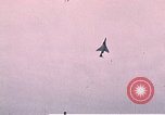 Standbild F-4J Absturz nach Piloten Sicher auswerfen Saint Louis Missouri USA, 1968, aus Sekunde 12 historischem Filmmaterial Videoclip 65675045369