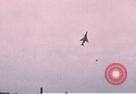 Standbild F-4J Absturz nach Piloten Sicher auswerfen Saint Louis Missouri USA, 1968, aus Sekunde 13 historischem Filmmaterial Videoclip 65675045369