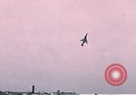 Standbild F-4J Absturz nach Piloten Sicher auswerfen Saint Louis Missouri USA, 1968, aus Sekunde 14 historischem Filmmaterial Videoclip 65675045369