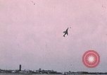 Standbild F-4J Absturz nach Piloten Sicher auswerfen Saint Louis Missouri USA, 1968, aus Sekunde 15 historischem Filmmaterial Videoclip 65675045369