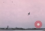 Standbild F-4J Absturz nach Piloten Sicher auswerfen Saint Louis Missouri USA, 1968, aus Sekunde 16 historischem Filmmaterial Videoclip 65675045369