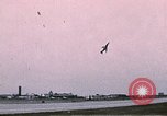 Standbild F-4J Absturz nach Piloten Sicher auswerfen Saint Louis Missouri USA, 1968, aus Sekunde 17 historischem Filmmaterial Videoclip 65675045369