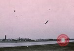 Standbild F-4J Absturz nach Piloten Sicher auswerfen Saint Louis Missouri USA, 1968, aus Sekunde 18 historischem Filmmaterial Videoclip 65675045369