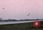 Standbild F-4J Absturz nach Piloten Sicher auswerfen Saint Louis Missouri USA, 1968, aus Sekunde 20 historischem Filmmaterial Videoclip 65675045369