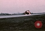 Standbild F-4J Absturz nach Piloten Sicher auswerfen Saint Louis Missouri USA, 1968, aus Sekunde 25 historischem Filmmaterial Videoclip 65675045369