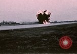 Standbild F-4J Absturz nach Piloten Sicher auswerfen Saint Louis Missouri USA, 1968, aus Sekunde 28 historischem Filmmaterial Videoclip 65675045369