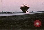 Standbild F-4J Absturz nach Piloten Sicher auswerfen Saint Louis Missouri USA, 1968, aus Sekunde 29 historischem Filmmaterial Videoclip 65675045369
