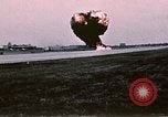 Standbild F-4J Absturz nach Piloten Sicher auswerfen Saint Louis Missouri USA, 1968, aus Sekunde 30 historischem Filmmaterial Videoclip 65675045369