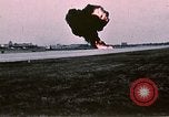 Standbild F-4J Absturz nach Piloten Sicher auswerfen Saint Louis Missouri USA, 1968, aus Sekunde 31 historischem Filmmaterial Videoclip 65675045369