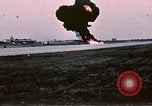 Standbild F-4J Absturz nach Piloten Sicher auswerfen Saint Louis Missouri USA, 1968, aus Sekunde 32 historischem Filmmaterial Videoclip 65675045369