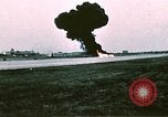Standbild F-4J Absturz nach Piloten Sicher auswerfen Saint Louis Missouri USA, 1968, aus Sekunde 33 historischem Filmmaterial Videoclip 65675045369