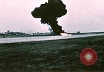 Standbild F-4J Absturz nach Piloten Sicher auswerfen Saint Louis Missouri USA, 1968, aus Sekunde 34 historischem Filmmaterial Videoclip 65675045369