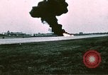 Standbild F-4J Absturz nach Piloten Sicher auswerfen Saint Louis Missouri USA, 1968, aus Sekunde 35 historischem Filmmaterial Videoclip 65675045369