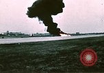 Standbild F-4J Absturz nach Piloten Sicher auswerfen Saint Louis Missouri USA, 1968, aus Sekunde 36 historischem Filmmaterial Videoclip 65675045369