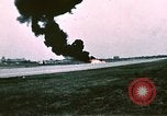 Standbild F-4J Absturz nach Piloten Sicher auswerfen Saint Louis Missouri USA, 1968, aus Sekunde 42 historischem Filmmaterial Videoclip 65675045369