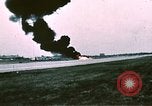 Standbild F-4J Absturz nach Piloten Sicher auswerfen Saint Louis Missouri USA, 1968, aus Sekunde 43 historischem Filmmaterial Videoclip 65675045369