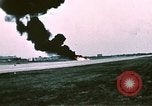 Standbild F-4J Absturz nach Piloten Sicher auswerfen Saint Louis Missouri USA, 1968, aus Sekunde 44 historischem Filmmaterial Videoclip 65675045369