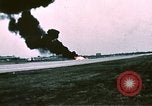 Standbild F-4J Absturz nach Piloten Sicher auswerfen Saint Louis Missouri USA, 1968, aus Sekunde 46 historischem Filmmaterial Videoclip 65675045369