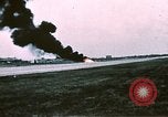 Standbild F-4J Absturz nach Piloten Sicher auswerfen Saint Louis Missouri USA, 1968, aus Sekunde 50 historischem Filmmaterial Videoclip 65675045369