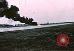 Standbild F-4J Absturz nach Piloten Sicher auswerfen Saint Louis Missouri USA, 1968, aus Sekunde 55 historischem Filmmaterial Videoclip 65675045369