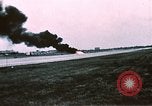 Standbild F-4J Absturz nach Piloten Sicher auswerfen Saint Louis Missouri USA, 1968, aus Sekunde 60 historischem Filmmaterial Videoclip 65675045369