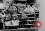 Standbild Besatzungsmitglieder Blut spenden San Francisco California USA, 1951, aus Sekunde 32 historischem Filmmaterial Videoclip 65675045381
