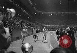 Immagine di 15 piedi vault New York United States USA, 1951, secondo 34 filmato di repertorio 65675045383