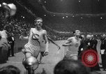 Immagine di 15 piedi vault New York United States USA, 1951, secondo 35 filmato di repertorio 65675045383