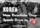 Immagine di Massa caduta paracadute Corea, 1951, secondo 3 filmato di repertorio 65675045385