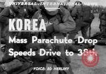 Immagine di Massa caduta paracadute Corea, 1951, secondo 4 filmato di repertorio 65675045385