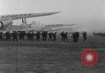 Immagine di Massa caduta paracadute Corea, 1951, secondo 13 filmato di repertorio 65675045385
