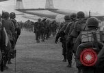 Immagine di Massa caduta paracadute Corea, 1951, secondo 16 filmato di repertorio 65675045385