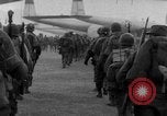 Immagine di Massa caduta paracadute Corea, 1951, secondo 17 filmato di repertorio 65675045385