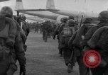 Immagine di Massa caduta paracadute Corea, 1951, secondo 18 filmato di repertorio 65675045385