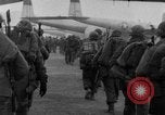 Immagine di Massa caduta paracadute Corea, 1951, secondo 19 filmato di repertorio 65675045385