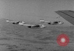 Immagine di Massa caduta paracadute Corea, 1951, secondo 23 filmato di repertorio 65675045385