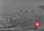 Immagine di Massa caduta paracadute Corea, 1951, secondo 27 filmato di repertorio 65675045385