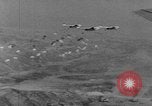 Immagine di Massa caduta paracadute Corea, 1951, secondo 28 filmato di repertorio 65675045385